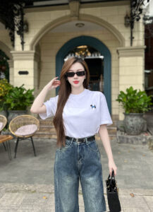 Áo Thun Nữ Cổ Tròn Thêu Ngực